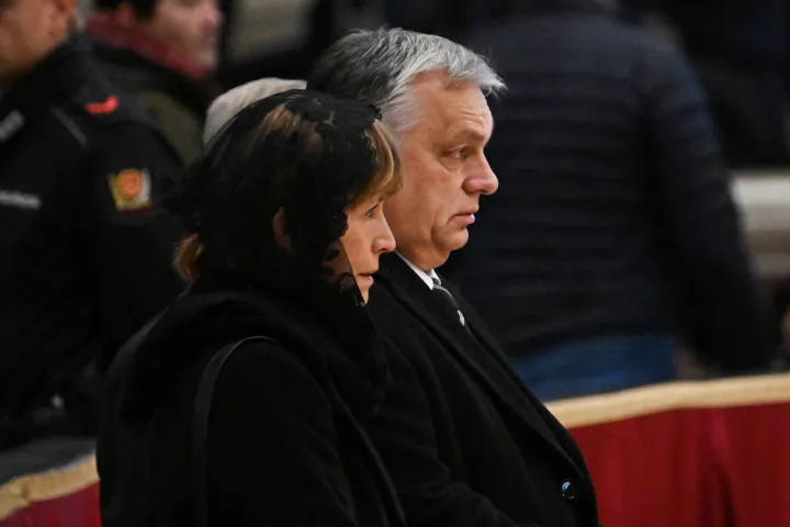 Orbán és felesége a pápa ravatalánál – Fotó: Alberto Pizzoli / AFP or licensors