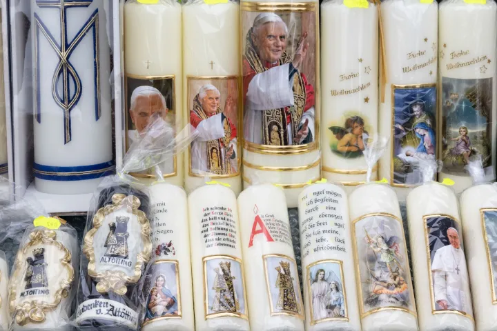 XVI. Benedek pápa képével ellátott gyertyák és képeslap egy helyi kegytárgyboltban – Fotó: Hevesi-Szabó Lujza / Telex