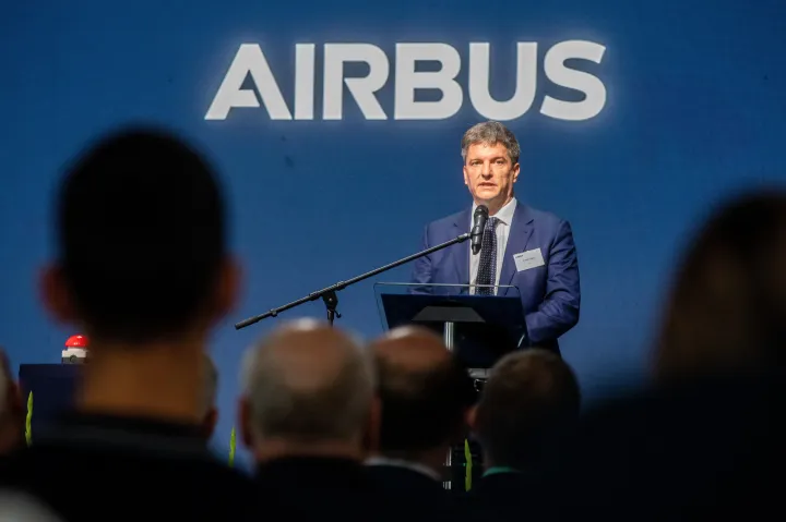 Maróth Gáspár, a Honvédelmi Minisztérium védelempolitikáért és védelmi fejlesztésekért felelős államtitkára beszédet mond az Airbus új gyulai gyárának átadásán, 2022. július 28-án – Fotó: Rosta Tibor / MTI