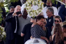 A FIFA elnöke Pelé temetésén szelfizett, de állítása szerint csak jó szándékból