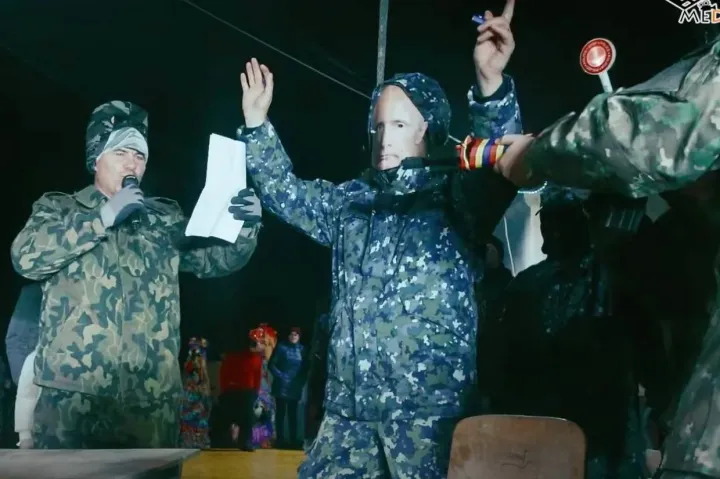 Orosz katonáknak öltöztek egy moldvai falu lakói a hagyományos szilveszteri felvonuláson
