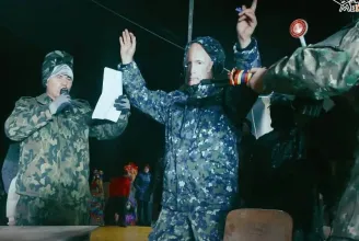 Orosz katonáknak öltöztek egy moldvai falu lakói a hagyományos szilveszteri felvonuláson
