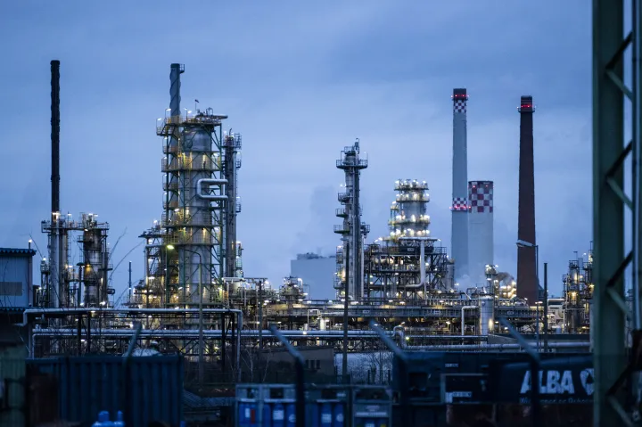 A németországi PCK-Raffinerie GmbH ipari területén található olajfinomító létesítmény – Fotó: Christophe Gateau / AFP