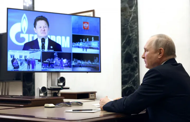 Vlagyimir Putyin 2022. december 21-én a Gazprom vezetőjével, Alekszej Millerrel, a Kovikta gázmező termelésének beindításakor. Az orosz gáz a Power of Siberia nevezetű gázvezetéken jut majd Kínába – Fotó: Mikhail Kuravlev / Kremlin / Reuters