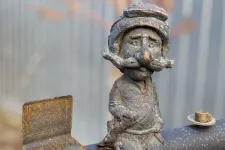Hungarian professor who taught lecture from trenches receives mini-sculpture in Ukraine