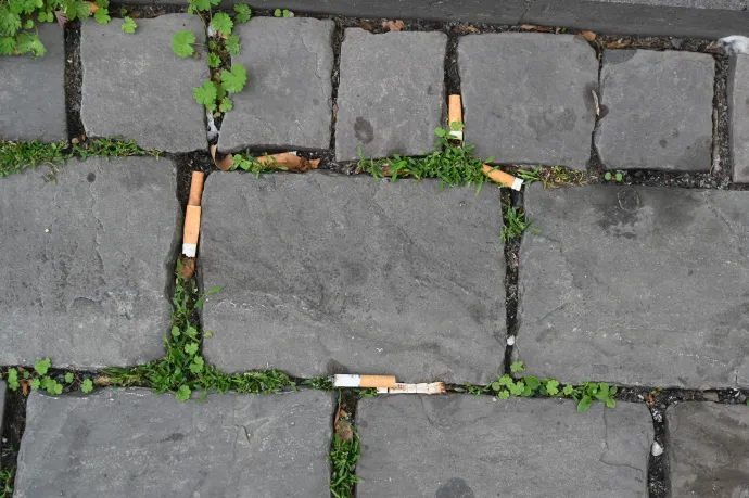 Trükkös módszert vezetnek be a spanyolok a csikkeldobás megbírságolására