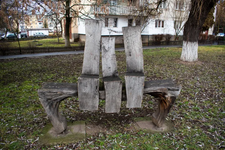 Gergely Zoltán A három szék című alkotása – Fotó: Tőkés Hunor / Transtelex