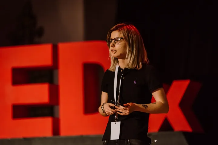 Fajk Emese TEDx-előadóként – Fotó: Bereczky Sandor / TEDx