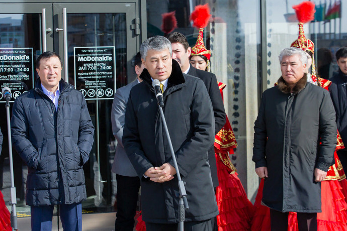 Kajrat Boranbaev az első asztanai McDonald's étterem átadásán 2016-ban. Fotó: https://mcdonalds.kz/