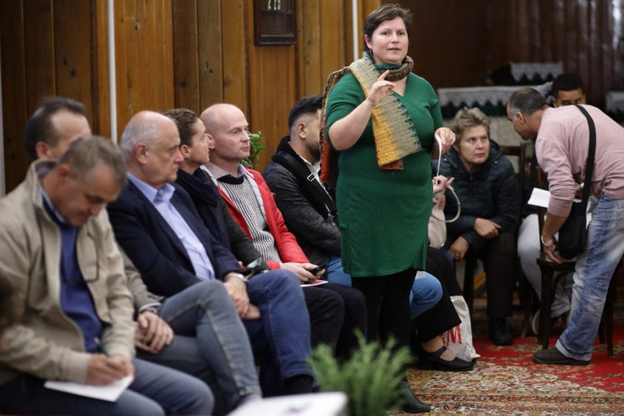 Bolba Márta evangélikus lelkész a bérlői közösségtől a szeptemberi fórumon. Fotó: Facebook/Józsefvárosi Bérlői Érdekvédelmi Közösség