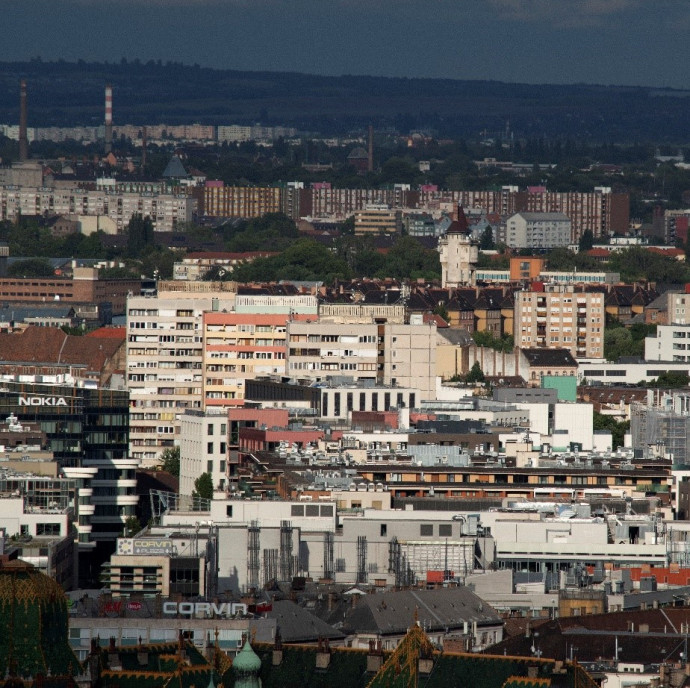 Hiába omlik szinte szó szerint a bérlők fejére az önkormányzati lakásuk, éveket kell várniuk a cserére Józsefvárosban