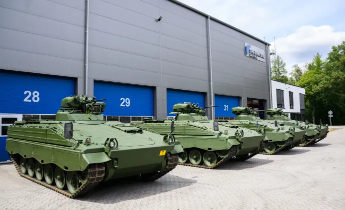 Felújított Marder gyalogsági harcjárművek a Rheinmetall unterlüssi üzemében 2022. július 14-én – Fotó: Julian Stratenschulte / dpa Picture-Alliance via AFP