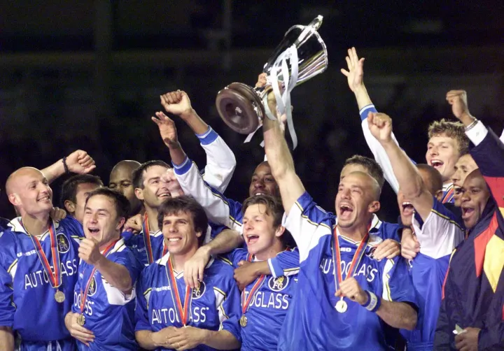 Gianluca Vialli magasba emeli a trófeát, miután a Chelsea legyőzte a VfB Stuttgart csapatát a Kupagyőztesek Európa-kupája döntőjében 1998. május 13-án Stockholmban – Fotó: Tobias Rostlund / Scanpix / AFP