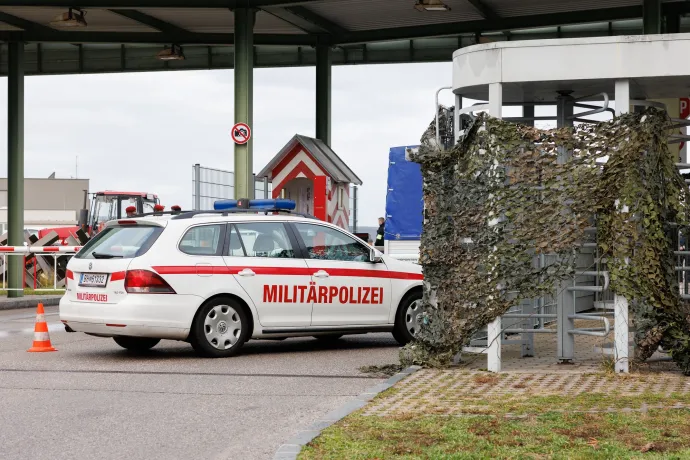 Katonai rendészek a Flugfeld Kaserne laktanyában történt lövöldözés helyszínén – Fotó: Florian Wieser / APA / AFP