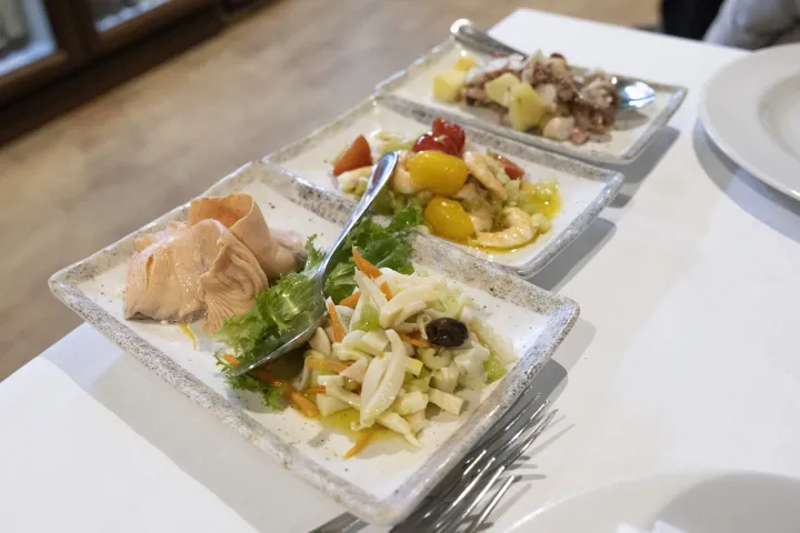 A Lévai Anikó által rendelt salátástál a később megtalált La Bussolában – Fotó: Hevesi-Szabó Lujza / Telex