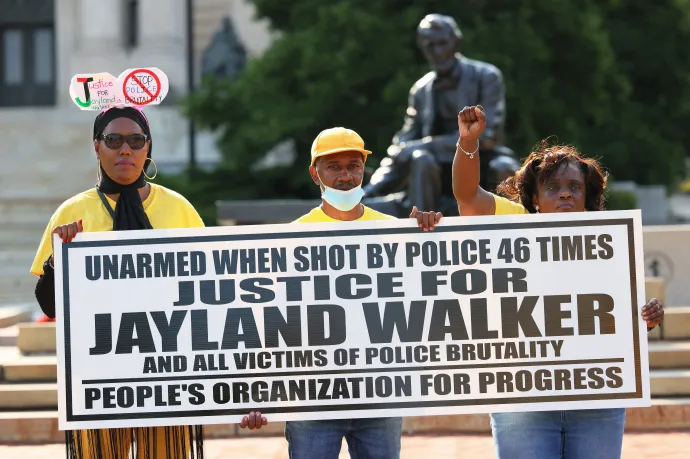 A rendőri erőszak ellen tüntetők New Jersey-ben 2022 júliusában, miután rendőrök 46 lövéssel ölték meg a futva menekülő, fegyvertelen Jayland Walkert – Fotó: Michael M. Santiago / Getty Images North America / AFP