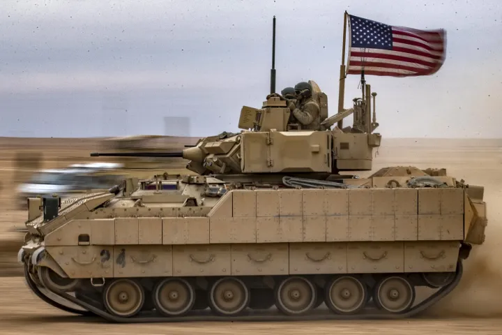 Egy Bradley Szíriában 2021-ben, ilyet kapnak most az ukránok, nyilván amerikai zászló nélkül – Fotó: Delil Souleiman / AFP