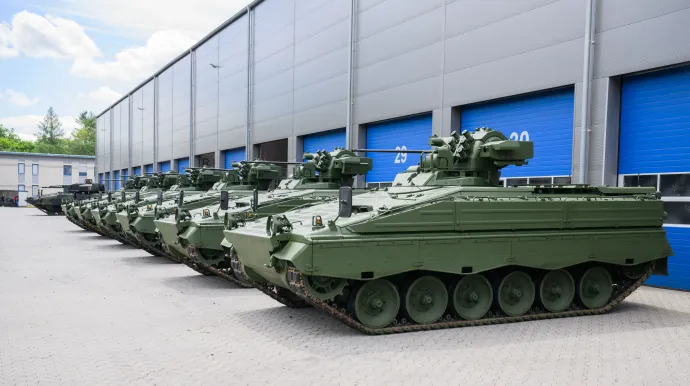 Felújított Marder gyalogsági harcjárművek a Rheinmetall unterlüssi üzemében 2022. július 14-én – Fotó: Julian Stratenschulte / AFP