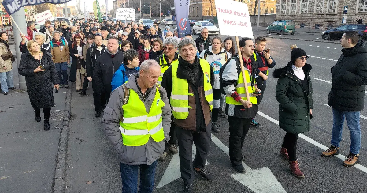 Megérkezett Budapestre a Tudásmenet, délután a Kölcsey Gimnázium előtt tüntetnek