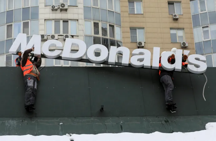 Munkások eltávolítják a McDonald's egyik éttermének feliratát a kazahsztáni Almatiban 2023. január 6-án – Fotó: Pavel Mikheyev / Reuters