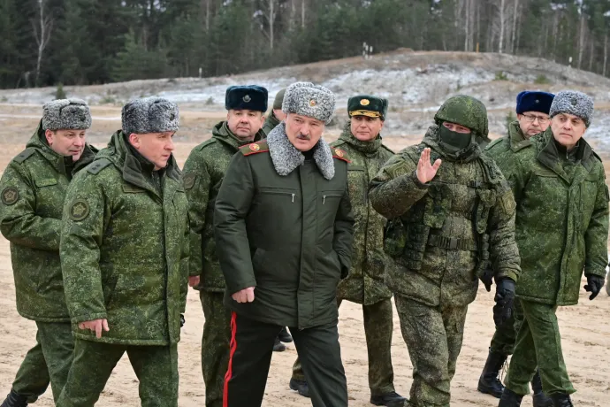 Alekszandr Lukasenko belarusz elnök látogatást tesz az orosz csapatok állomáshelyén, 2023. január 6-án – Fotó: Belta / Stasevich Andrei Olegovich / Reuters