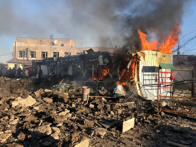 Leégett épület az orosz rakéták által eltalált piacon Sevcsenkove városában, január 9-én – Fotó: Kharkiv Region Governor / Reuters 