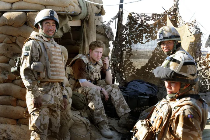 Harry herceg és katonatársai a Helmand tartománybeli megfigyelőállásukon 2008. január 2-án – Fotó: John Stillwell / AFP