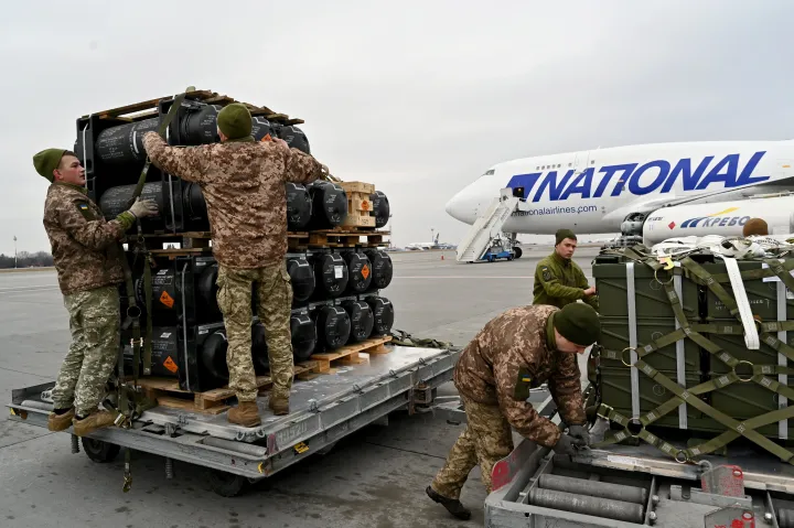 Lockheed Martin gyártmányú Javelin páncéltörő rakétákat pakolnak a kijevi repülőtéren, amelyeket az Egyesült Államok katonai támogatás keretében bocsátott Ukrajna rendelkezésére – Fotó: Sergei Supinsky / AFP