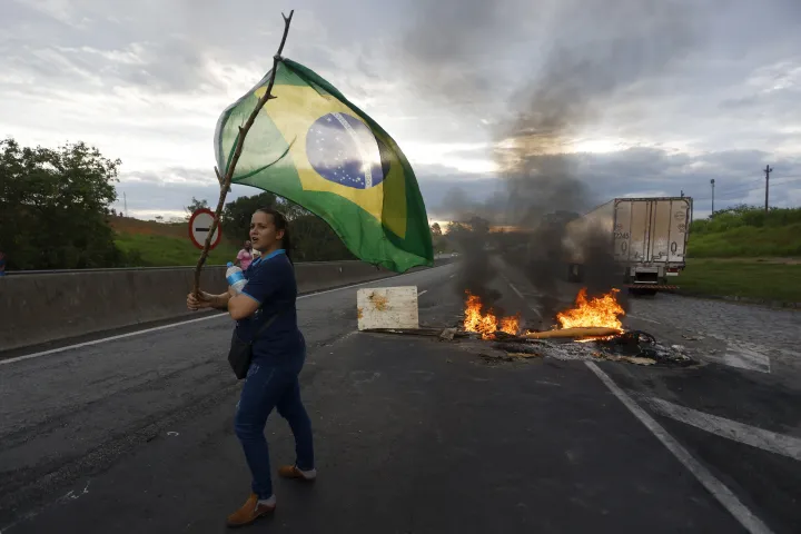 Októberben Bolsonaro szimpatizánsai eltorlaszolták a Via Dutra Volta Redondában, országszerte emeltek blokádokat a választási eredmények miatt – Fotó: Wagner Meier / Getty Images