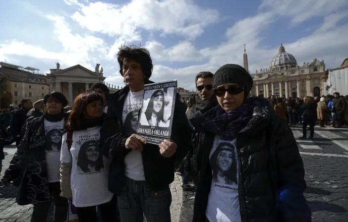 Emanuela Orlandi rokonai a lány képével ellátott pólókban a Vatikánban Orlandi eltűnésének 25. évfordulóján – Fotó: Filippo Monteforte / AFP