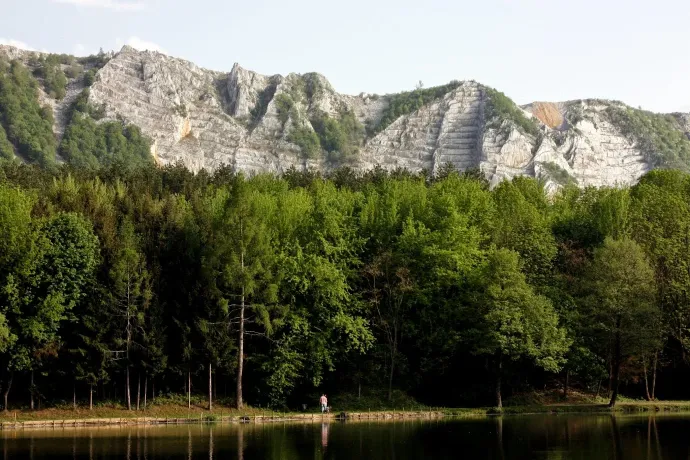 Fent: Bél-kő kilátó, középen: Imecs-forrás, lent: Gyári-tó – Fotó: Tenczer Gábor / Telex