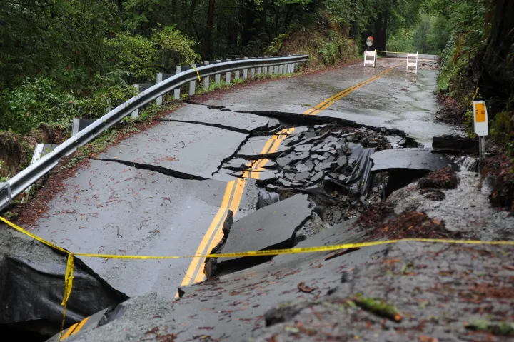 A vihar következtében megrongálódott út Kaliforniában – Fotó: Neal Waters / 2023 Anadolu Agency