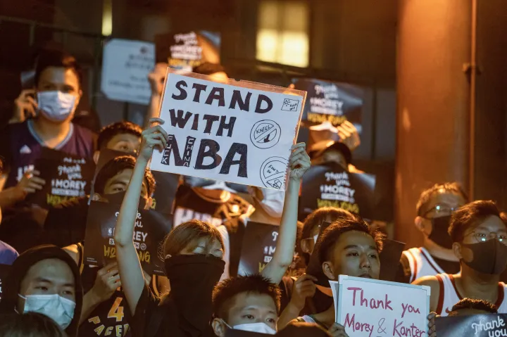 Több száz tüntető gyűlt össze Hongkongban 2019. október 15-én, hogy támogatásukról biztosítsák az NBA-t, amiért megvédik a szabadságot mint az NBA egyik alapértékét – Fotó: Ivan Cheung / Getty Images