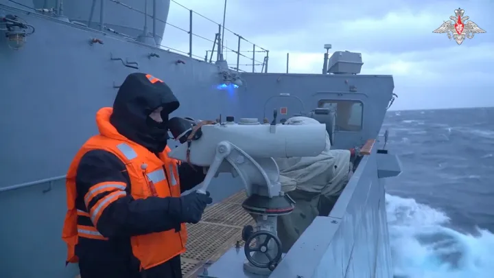 Az orosz védelmi minisztérium által 2023. január 10-én közzétett felvételen légvédelmi gyakorlatokat hajt végre a Norvég-tengeren a hiperszonikus cirkálófegyverekkel felfegyverzett Gorszkov, a Szovjetunió flottájának admirálisa nevű fregatt – Forrás: Orosz Védelmi Minisztérium / Reuters