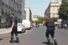 A párizsi olimpián görkorcsolyás rendőröket vetnek majd be piti bűnözők ellen