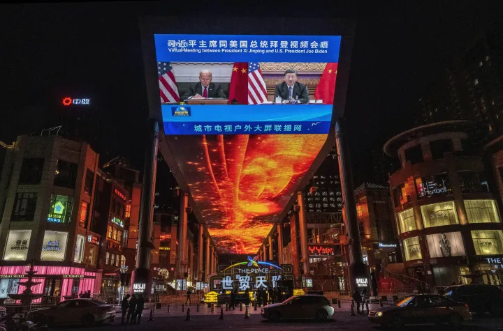 Egy köztéri képernyőn Pekingben Joe Biden amerikai és Hszi Csin-ping kínai elnök virtuális csúcstalálkozója, 2021. november 16-án – Fotó: Kevin Frayer / Getty Images