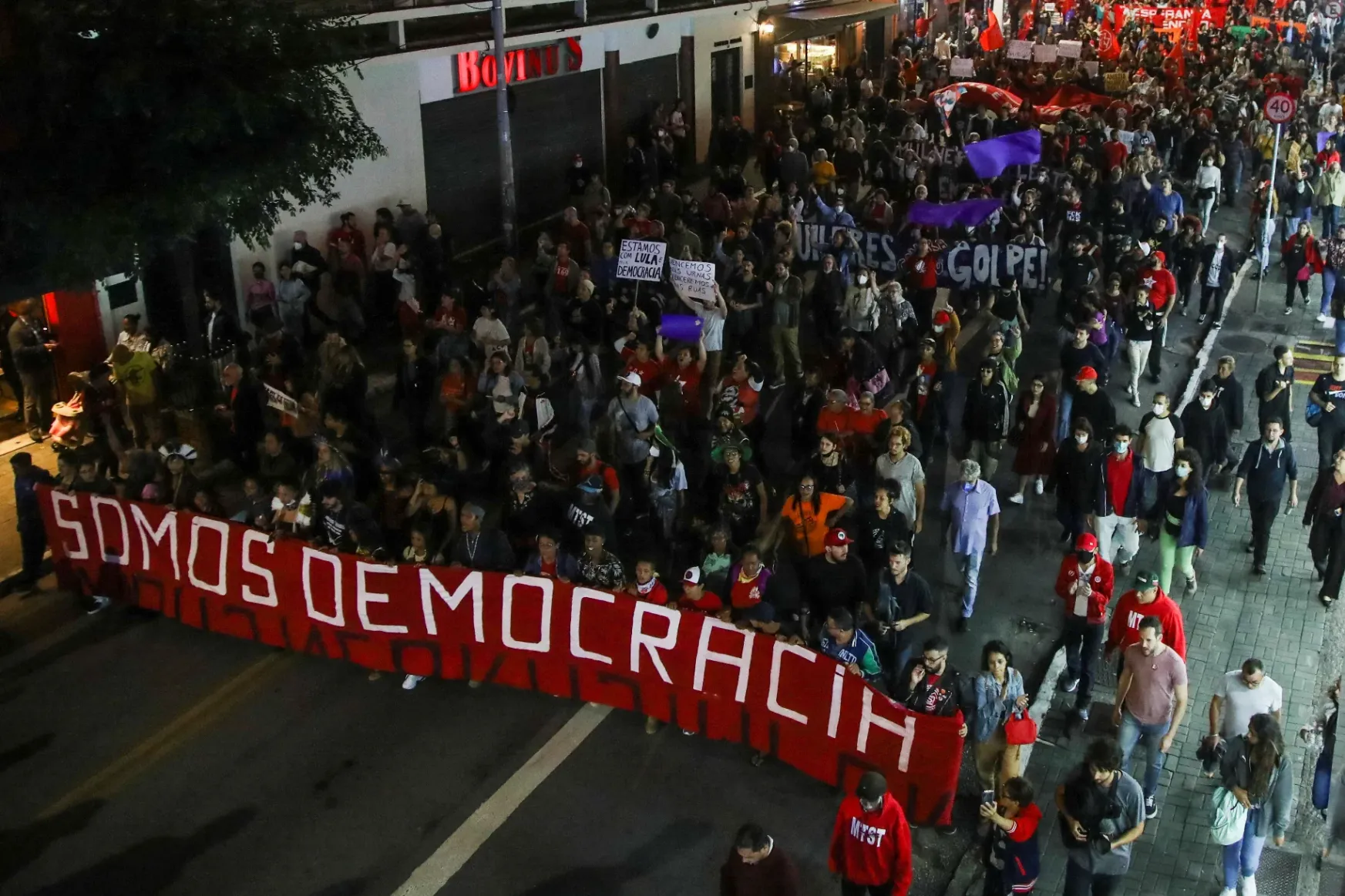 Több tízezres demokráciapárti tüntetést tartottak Brazíliában