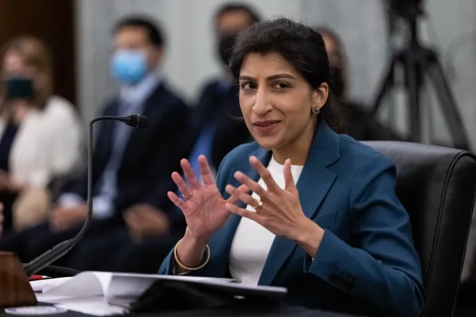 Az FTC közismerten trösztellenes vezetője, Lina Khan egy szenátusi meghallgatáson, Washingtonban, 2021. április 21-én – Fotó: Graeme Jennings / POOL / AFP