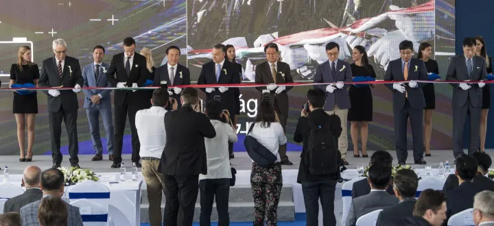 South Korean Ambassador Jim Gunhjong cuts the national ribbon at the opening ceremony of Samsung SDI's electric vehicle battery factory in Göd on 29 May 2017 – Photo: Zsolt Szigetváry / MTI