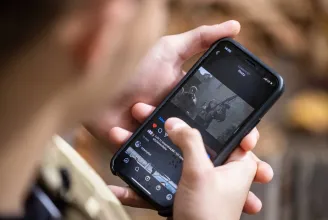 „Halálos csapda” az orosz katonák számára, hogy nem bírnak lemondani a telefonálásról és a közösségi médiáról