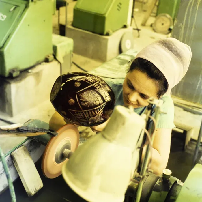 Prodcomplex, Marosvásárhely, 1972. Jobbra: Kiss Ilona, a gyár egyik dolgozója, akinek a kezéből „szebbnél szebb üvegtárgyak kerülnek ki" – Fotó: Dolgozó Nő / Minerva Fotóarchívum