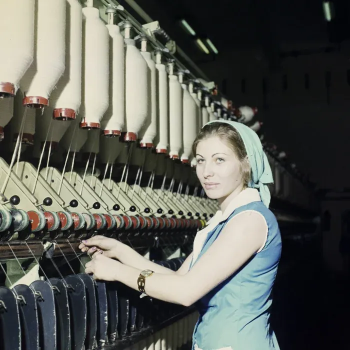 Szalai Rozália brigádos a székelyudvarhelyi Cérnagyárban, 1976-ban – Fotó: Dolgozó Nő / Minerva Fotóarchívum