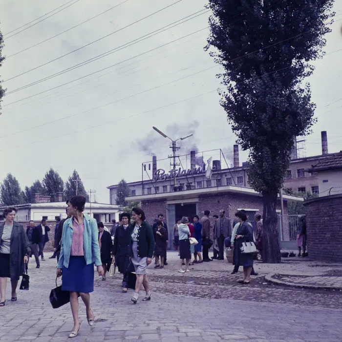 Munkások a kolozsvári porcelángyár előtt, 1967 – Fotó: Dolgozó Nő / Minerva Fotóarchívum