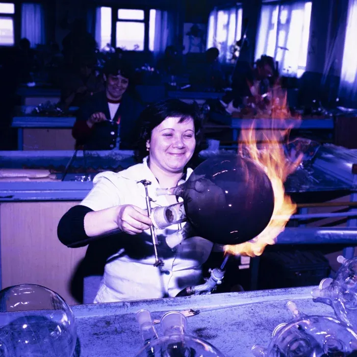 Tordai üveggyár, 1988 – Fotó: Dolgozó Nő / Minerva Fotóarchívum