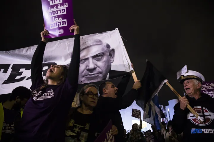 Egy tüntető egy Benjámin Netanjahu izraeli miniszterelnök fényképét ábrázoló plakátot tart a kormány igazságügyi reformra vonatkozó terve elleni tüntetésen Tel-Avivban 2023. január 8-án – Fotó: Amir Levy / Getty Images