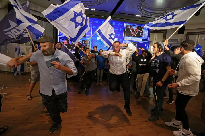 Az izraeli Ocma Jehudit (Zsidó Hatalom) szélsőjobboldali párt támogatói ünneplik a koalíció győzelmét 2022. november 1-jén, az országos választások szavazásának végeztével – Fotó: Jalaa Marey / AFP