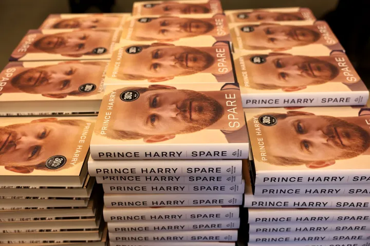 A Harry Potter óta nem álltak annyian sorba könyvért Angliában, mint most Harry herceg memoárjáért
