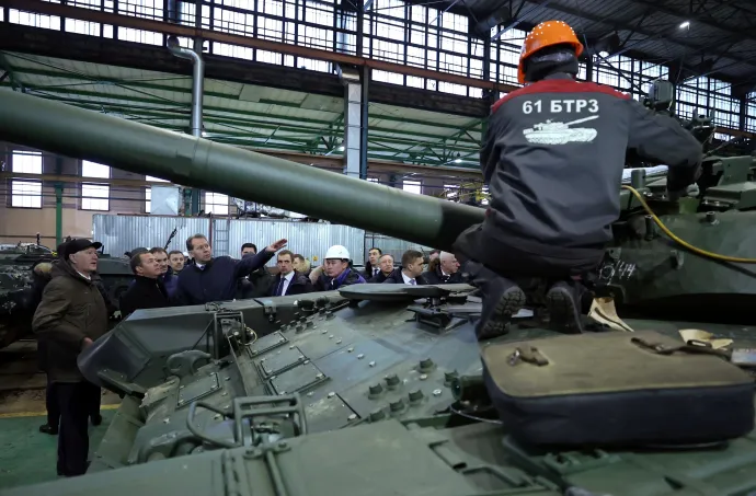 Dmitrij Medvegyev, az orosz Biztonsági Tanács elnökhelyettese egy harckocsi javító üzemet látogatja meg Szentpéterváron 2023. január 10-én – Yekaterina Shtukina / Sputnik / Reuters