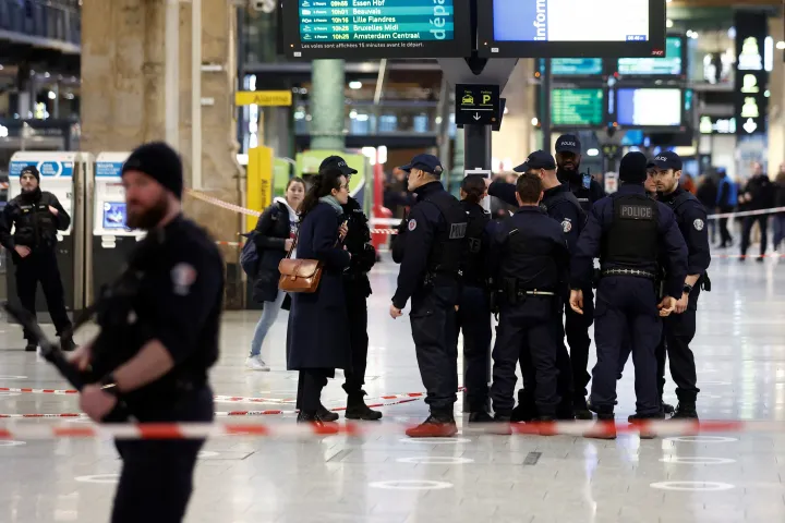 Rendőrök a lezárt pályaudvaron Párizsban 2023. szeptember 11-én – Fotó: Benoit Tessier / Reuters