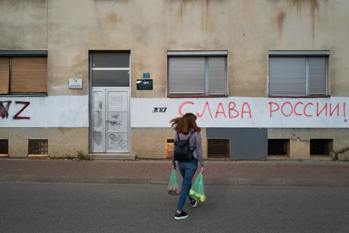 Helyi lakos sétál el egy „Dicsőség Oroszországnak” feliratú graffiti mellett, 2022. szeptember 30-án, Banja Lukában – Fotó: Pierre Crom / Getty Images